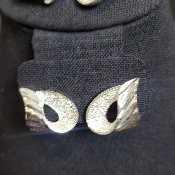 Vintage Sarah Coventry Jewelry 1971 Ribbon Brooch & Earrings Set Silver Tone - Picture 5 of 8